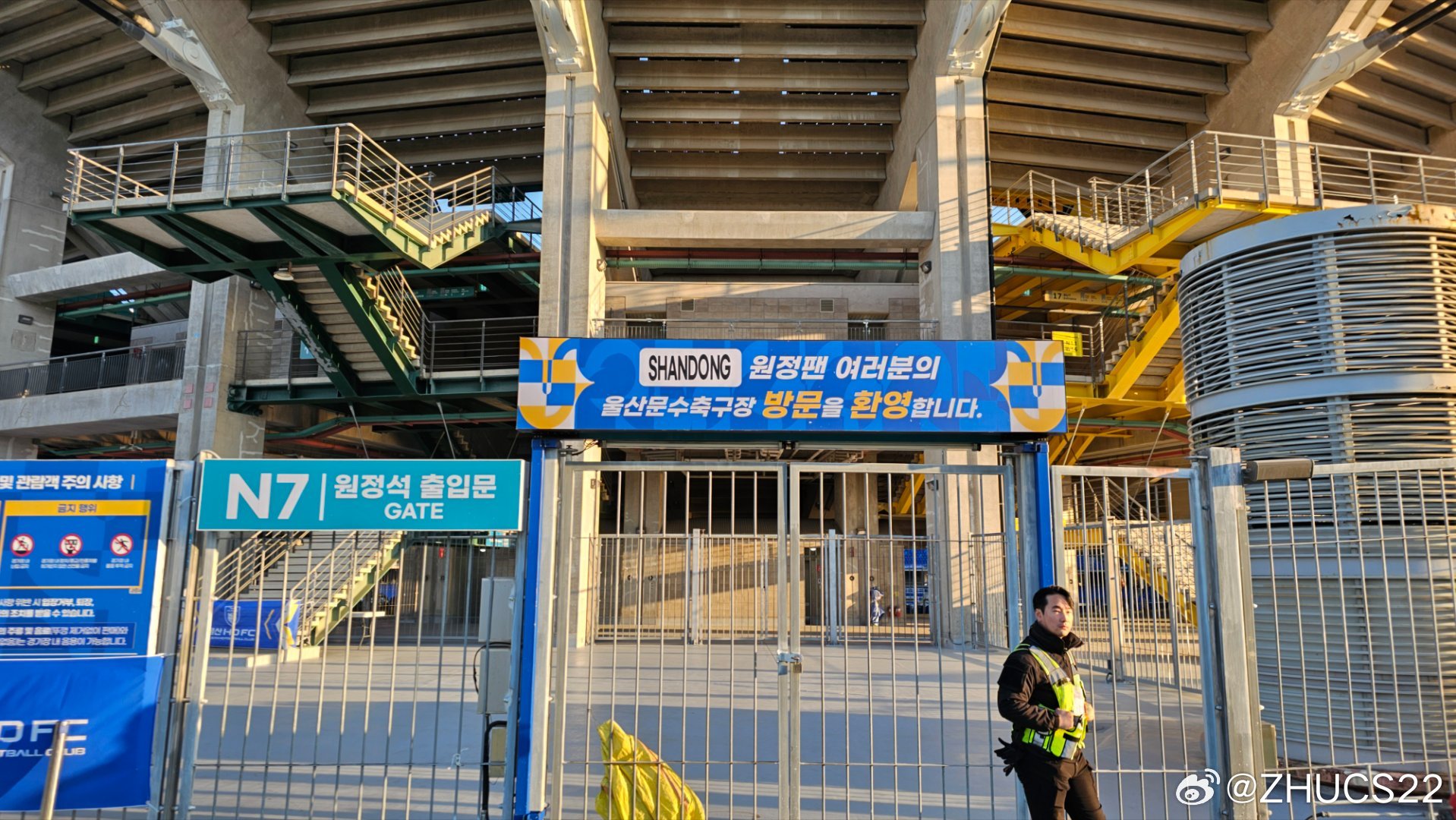  博主：蔚山現(xiàn)場工作人員、轉(zhuǎn)播車、安保在準(zhǔn)備撤場，場外一片安靜