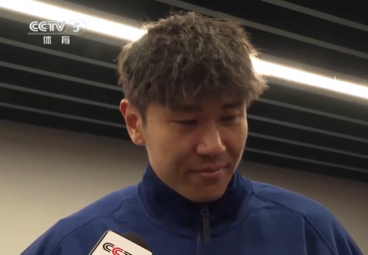  鐵漢柔情！三鎮(zhèn)球員劉奕鳴探望患病小球迷時(shí)哽咽