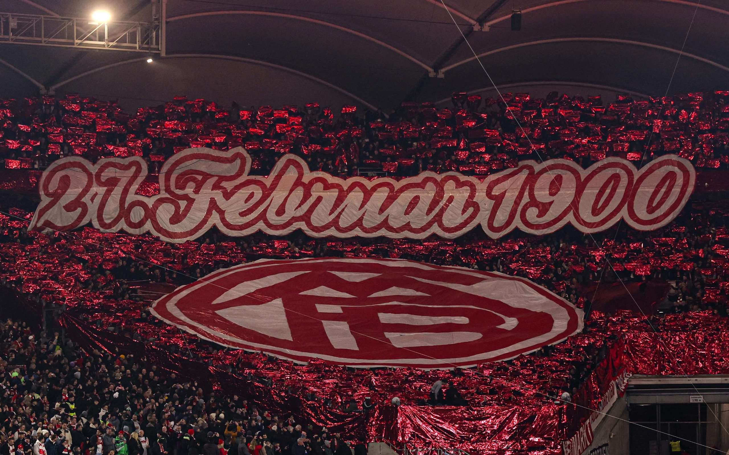  拜仁球迷在看臺展示TIFO，慶祝俱樂部成立125周年