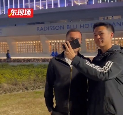  塞爾吉尼奧現(xiàn)身上海八萬人體育場，并與球迷親切打招呼合影