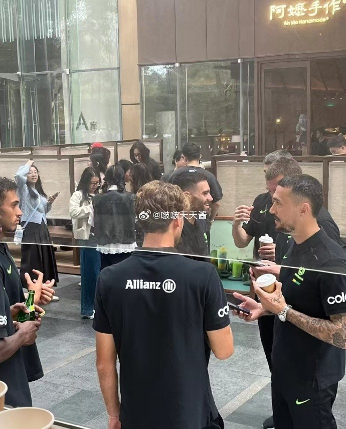  松弛感拉滿！澳大利亞隊員在杭州街頭喝奶茶
