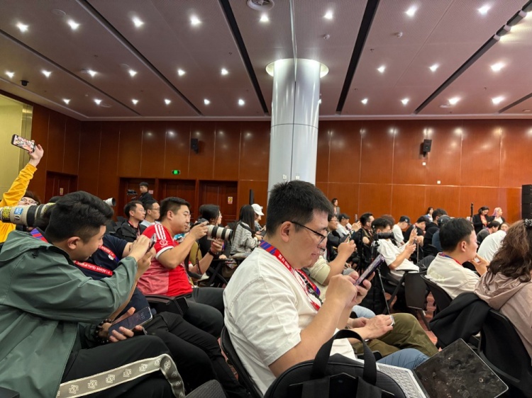  萬眾矚目！記者擠滿國足賽前新聞發(fā)布廳，賽場記者預(yù)計(jì)超300人