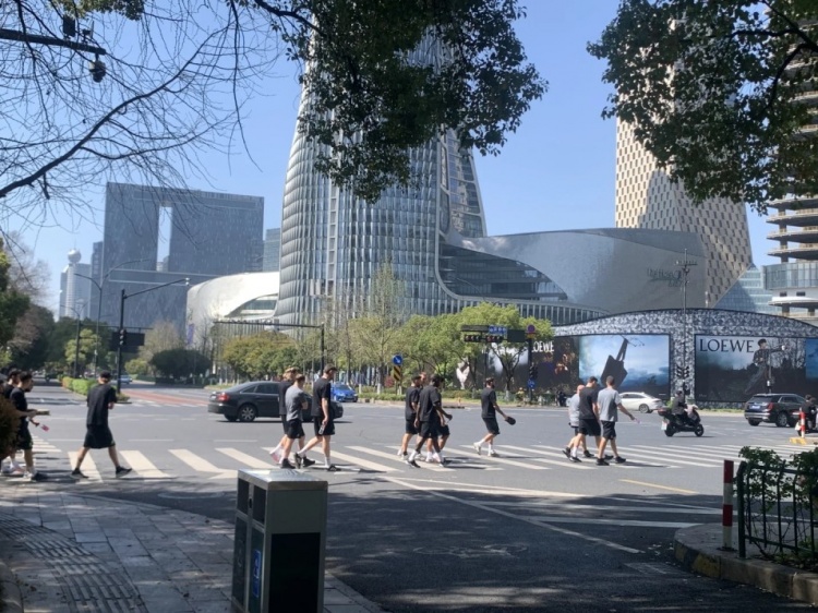  心態(tài)放松，有網(wǎng)友拍到澳大利亞隊(duì)早上在萬象城citywalk