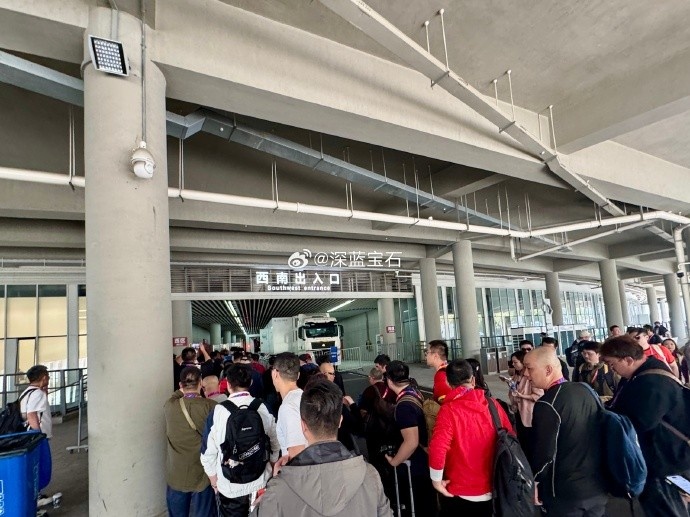  盛況空前！記者曬照：距離中澳之戰(zhàn)還有三小時(shí)，現(xiàn)場(chǎng)記者已超百名