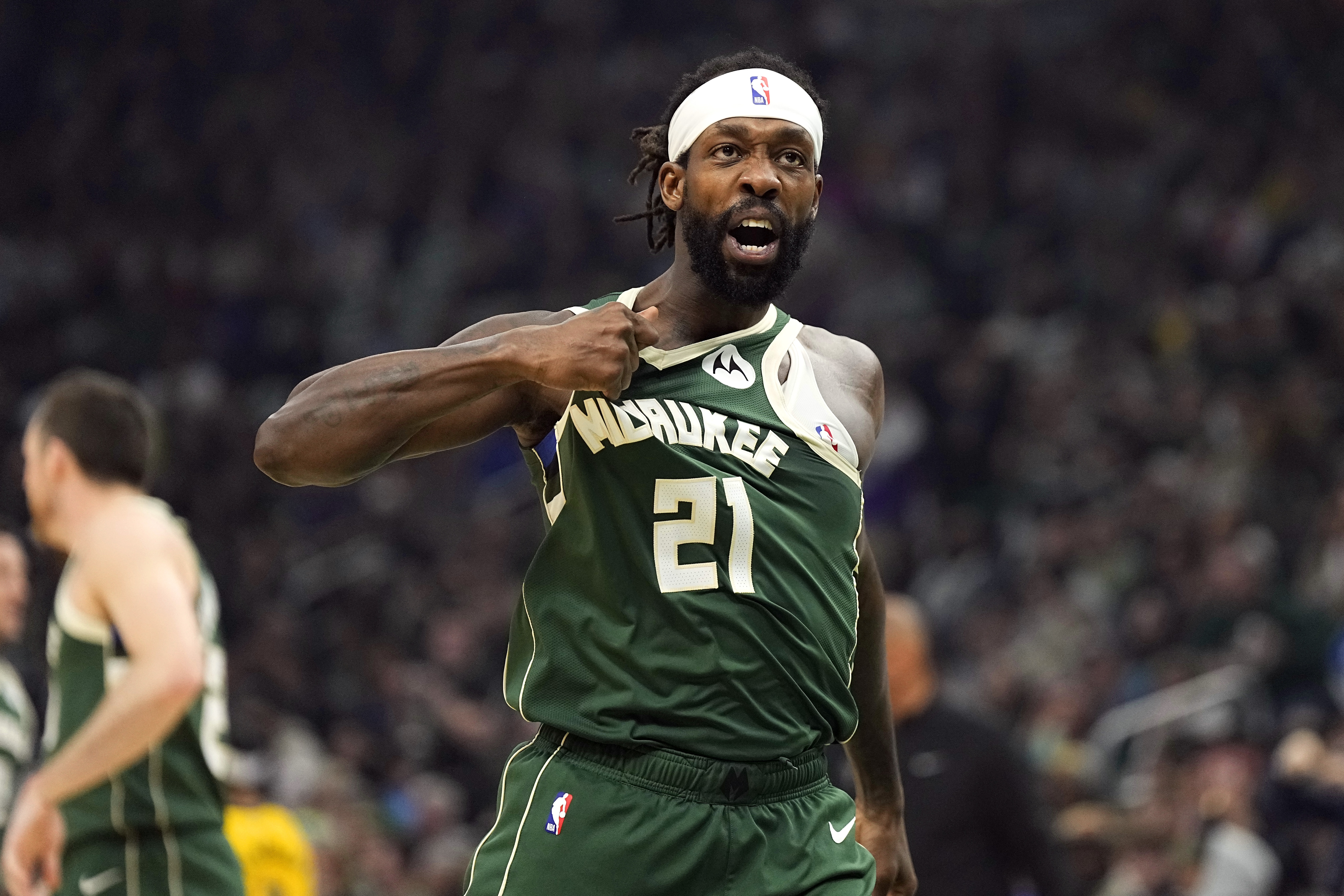  此前被NBA停薪禁賽4場(chǎng)！兩名步行者球迷起訴去年用球砸人的貝弗利