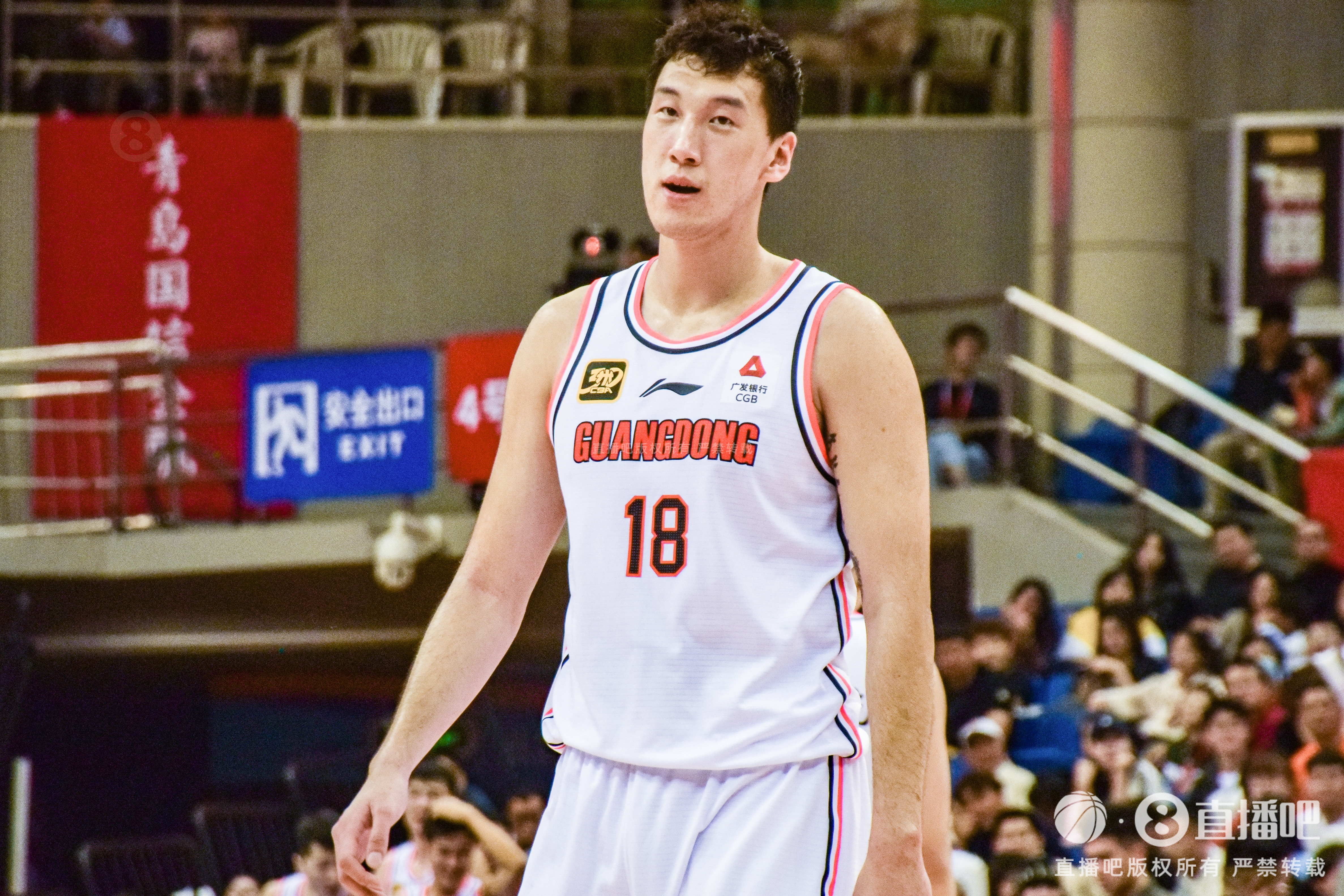  神射手！杜潤旺上半場三分5中4得到12分1板1助1斷
